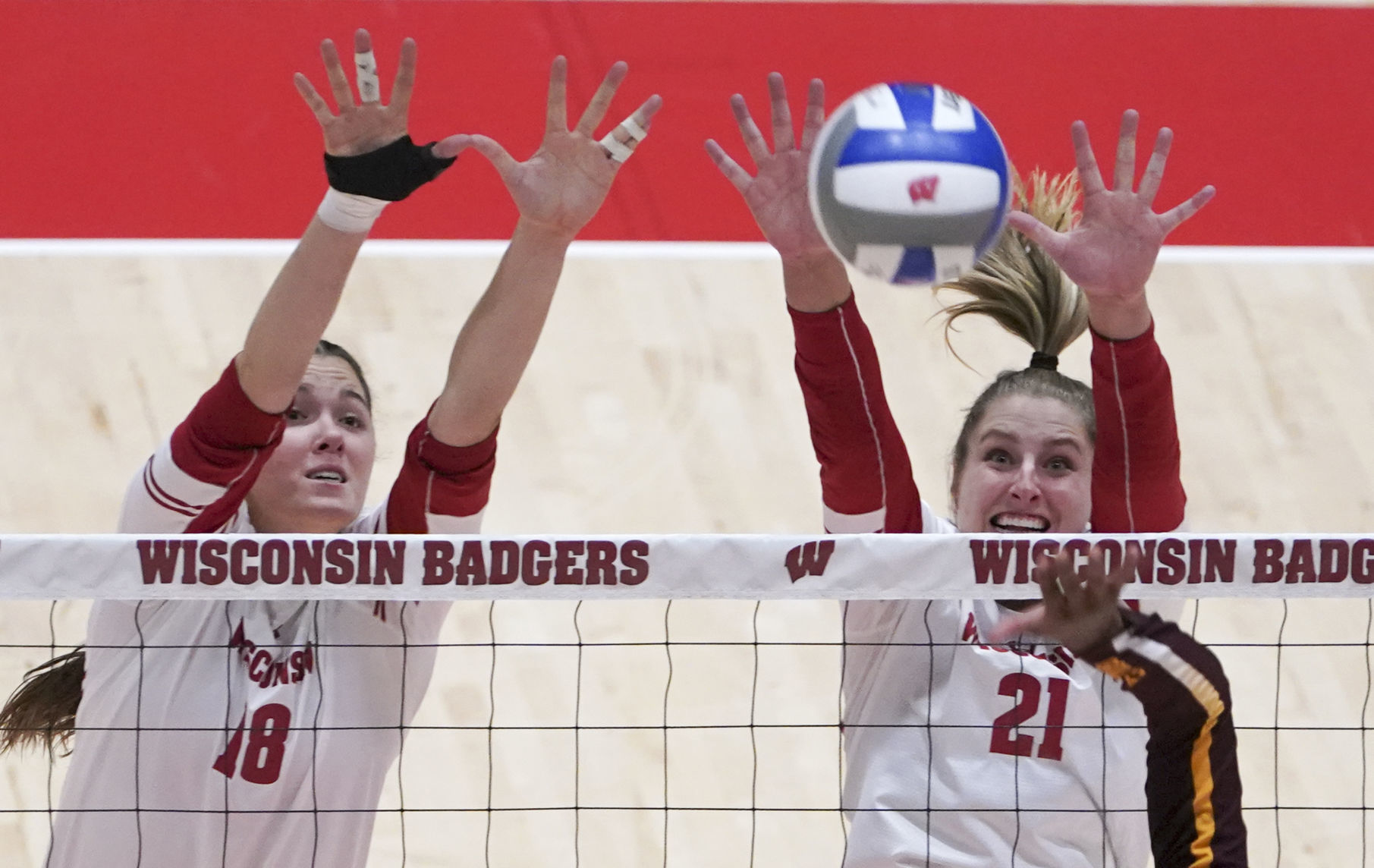 2019-10-13-UW vs MN Volleyball 06-10132019172538